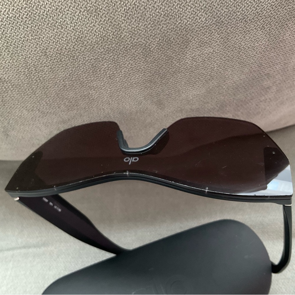 Alo Yoga Stunner Sunglasses Black - Picture 7 of 15